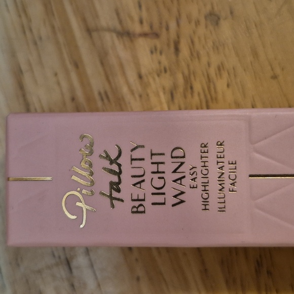 Charlotte Tilbury beauty blush wand pillow talk easy highlighters - Picture 3 of 3